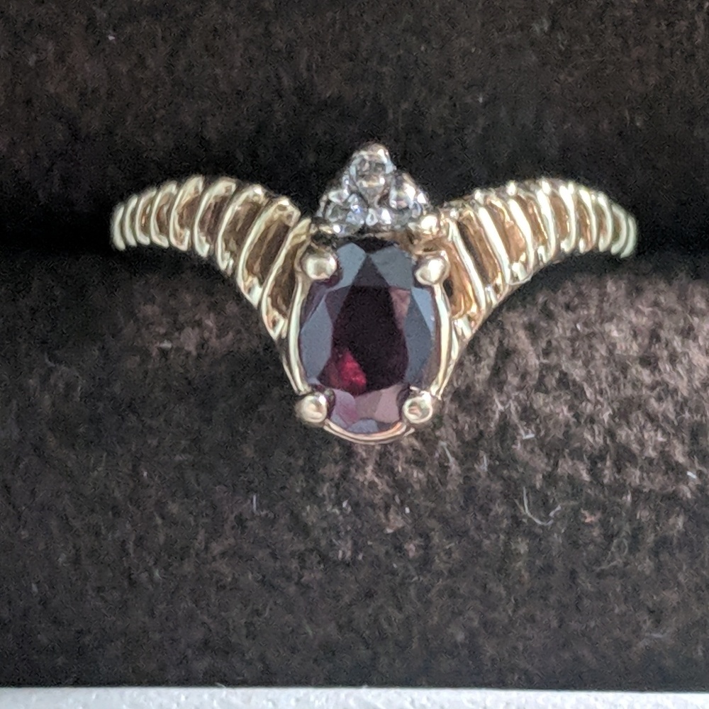 Garnet with 3 diamonds 14k Yellow Gold Ring